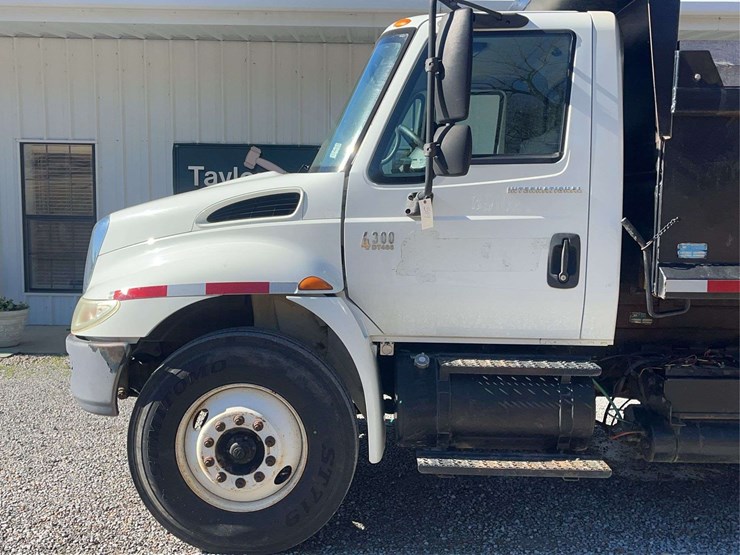 2005-international-durastar-4300-image-2