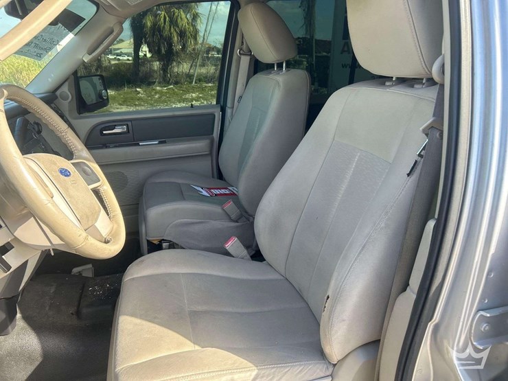 2011-ford-expedition-image-19