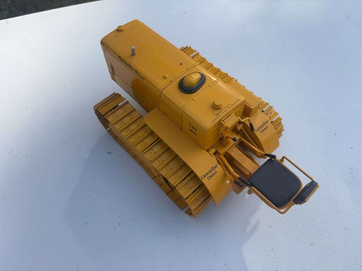 caterpillar-16-image-22