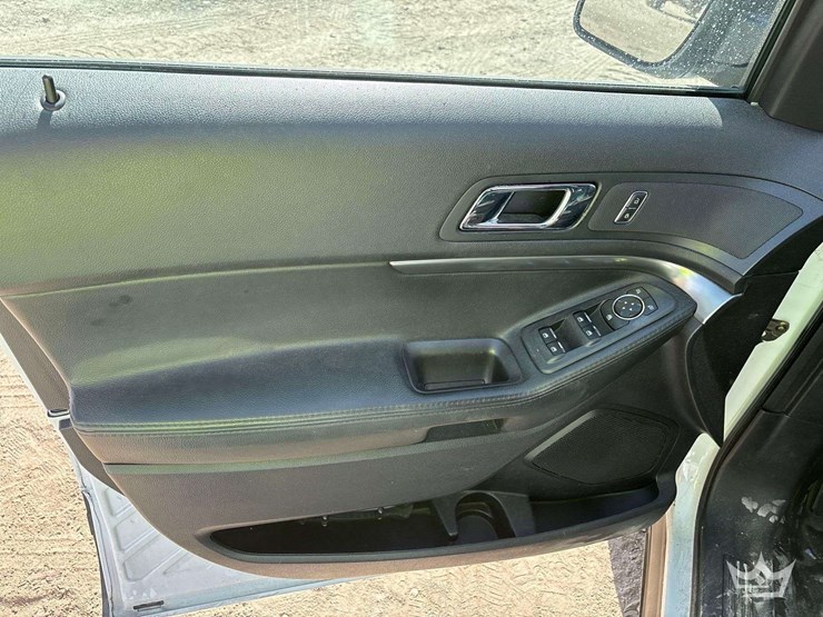 2016-ford-explorer-image-13