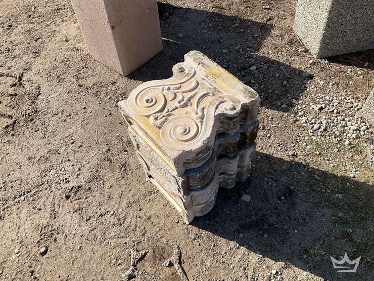 4-concrete-garden-pillars-image-3