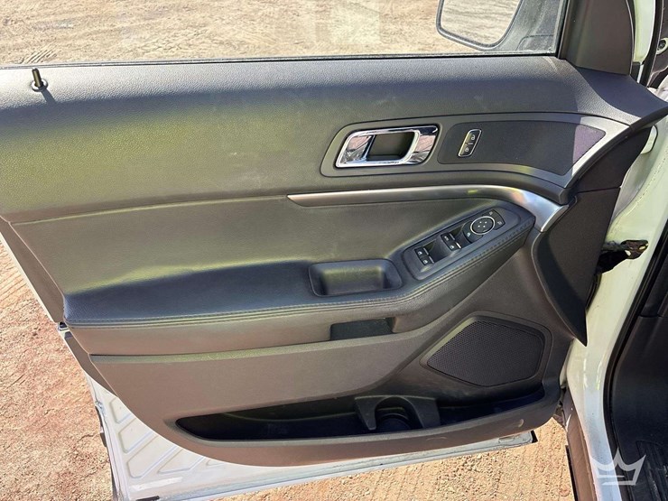 2015-ford-explorer-image-11