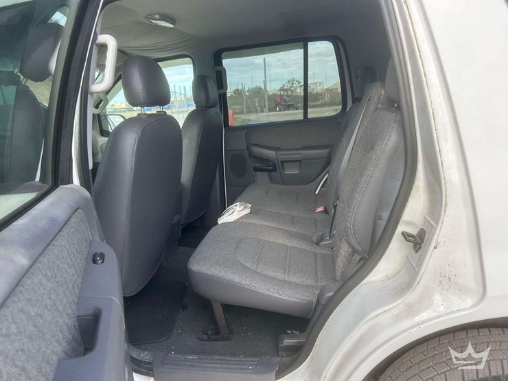2005-ford-explorer-image-17