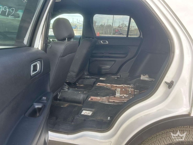 2016-ford-explorer-image-14