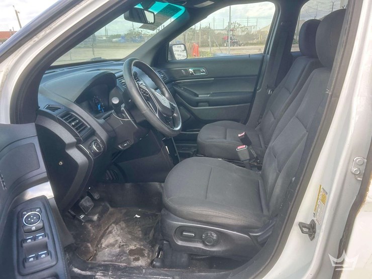 2016-ford-explorer-image-12