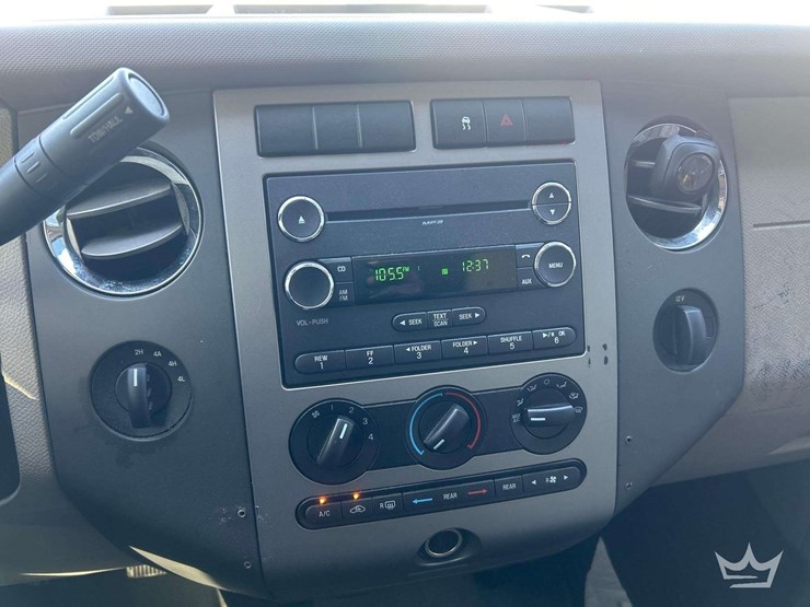 2011-ford-expedition-image-15