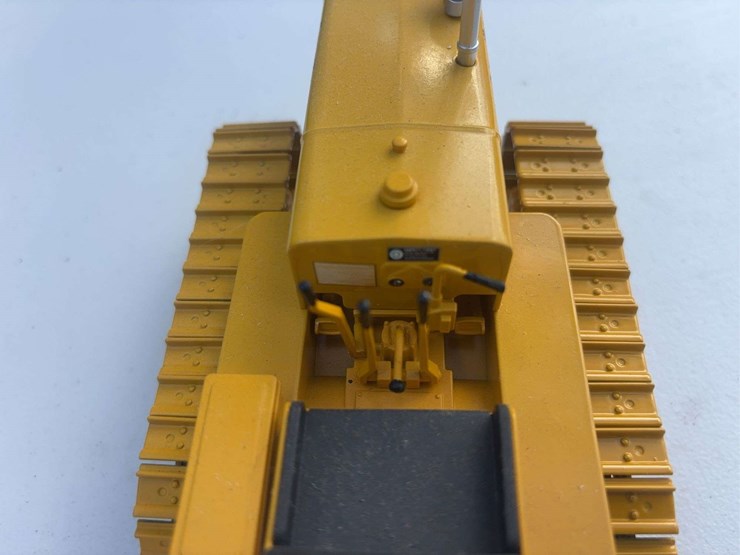 caterpillar-16-image-15