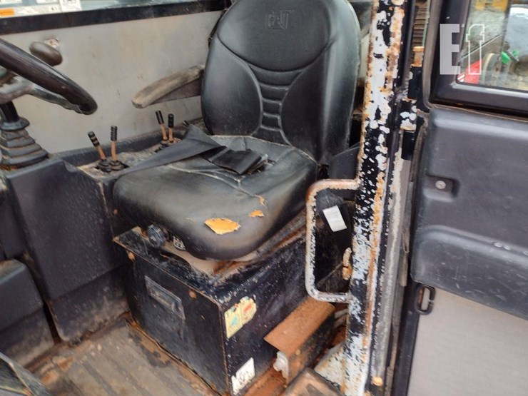 2015-caterpillar-tl1055c-image-11