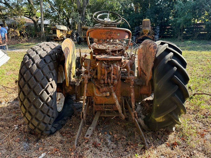 minneapolis-moline-parts-tractor-image-4