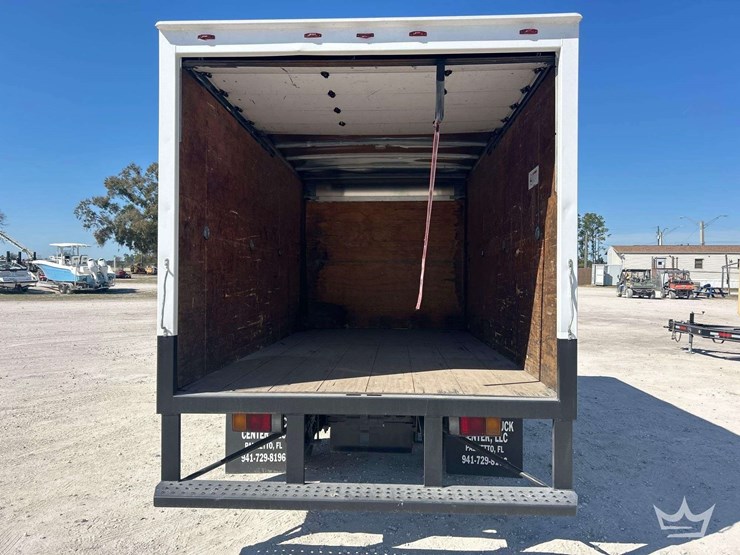 2015-isuzu-npr-image-18