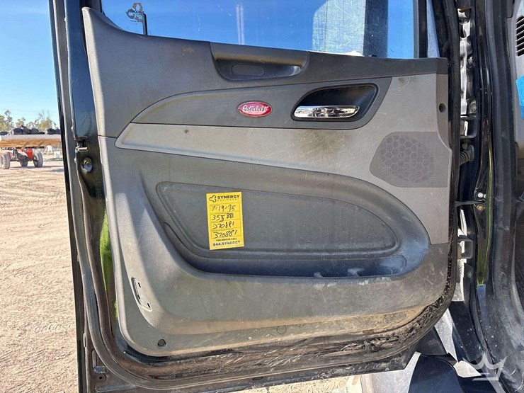 2016-peterbilt-579-image-15