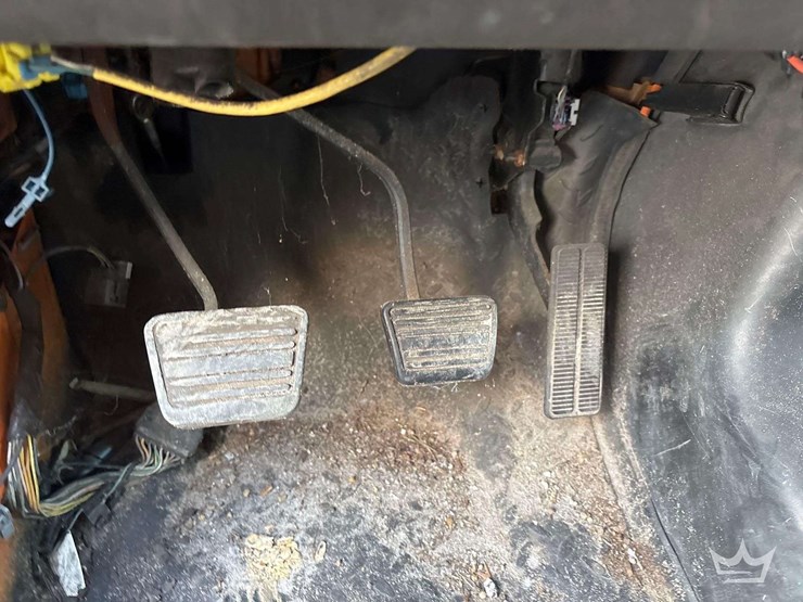 2006-gmc-c6500-crew-cab-chipper-truck-image-13