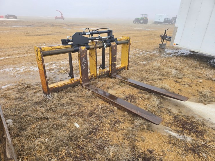 #53-•-hydraulic-pallet-forks-image-1