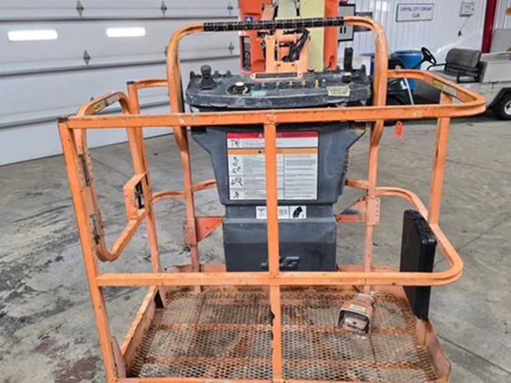 2005-jlg-e300ajp-image-9