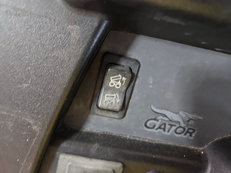 2011-john-deere-gator-image-27