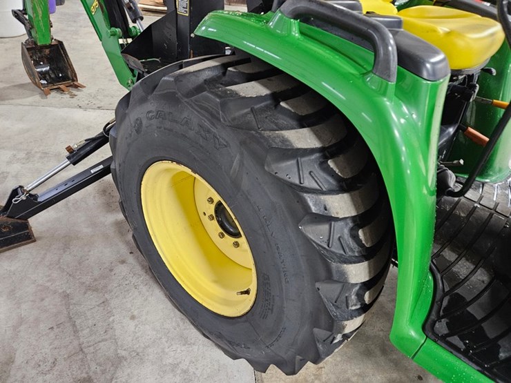 john-deere-3320-image-33