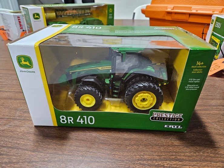 #115-•-1/32-scale-john-deere-8r-410-image-1