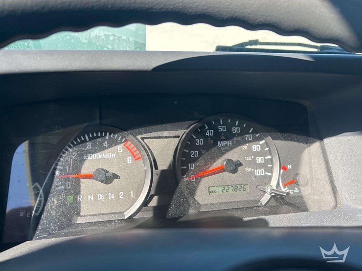 2015-isuzu-npr-image-12