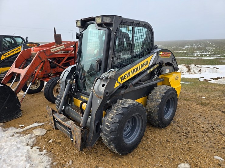 new-holland-l220-image-1