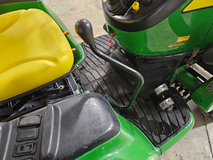 john-deere-3320-image-17