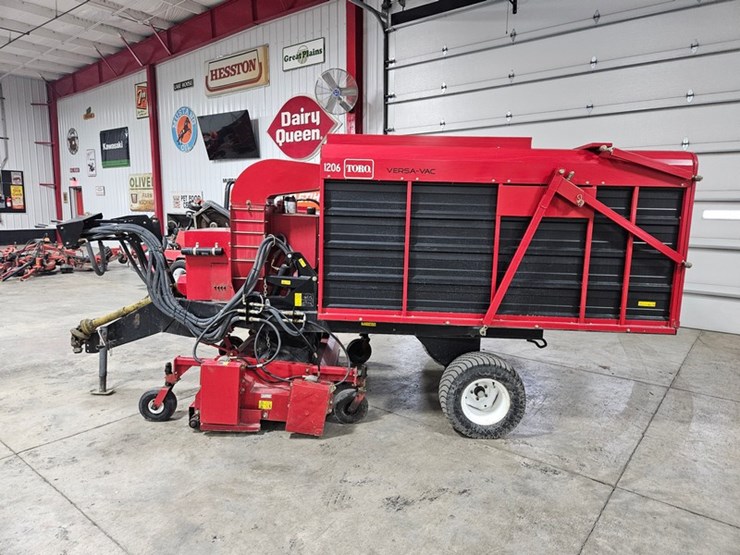 #167-•-toro-versa-vac-towable-vac-image-2