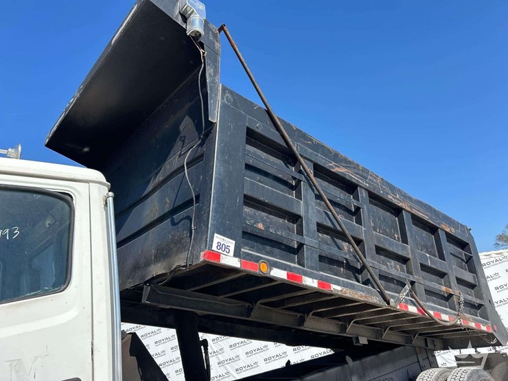 2000-freightliner-fl112-image-12