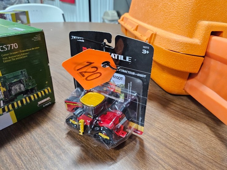 #120-•-1/64-scale-versatile-610dt-image-2