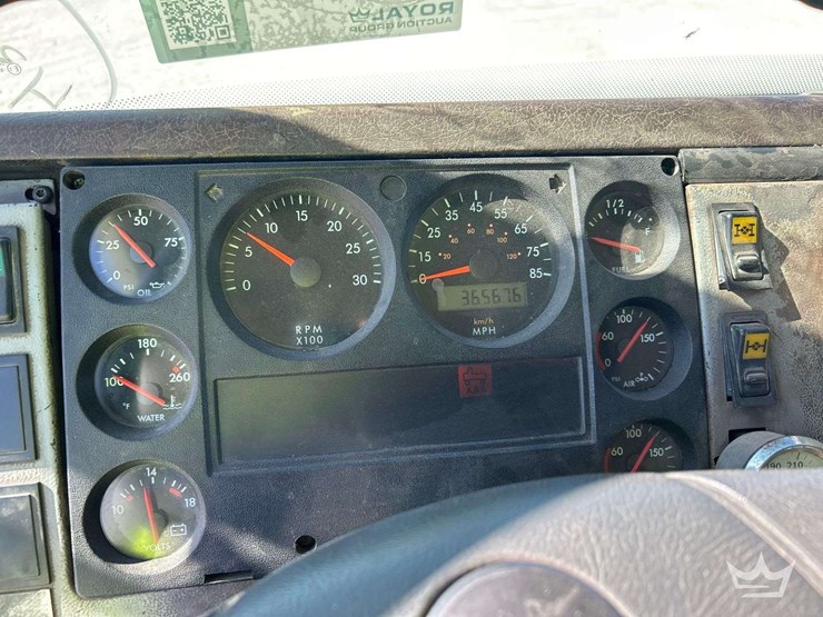 2000-freightliner-fl112-image-17