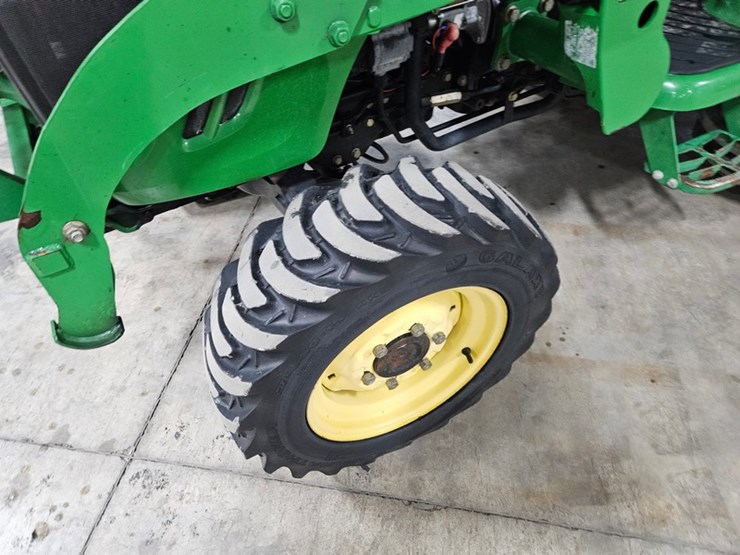 john-deere-3320-image-35