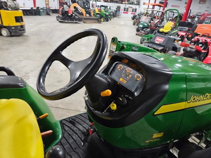 john-deere-3320-image-15