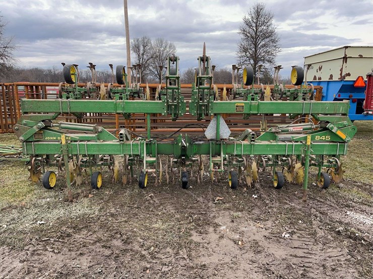 john-deere-845-image-2