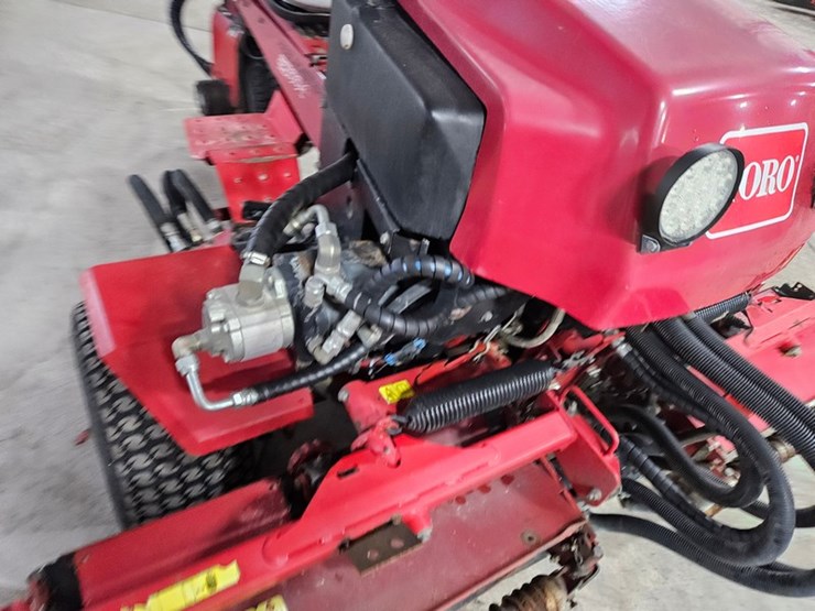 #172-•-toro-2300d-reelmaster-reel-mower-image-12