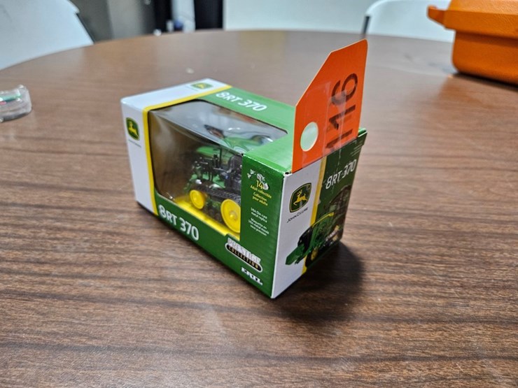 #116-•-1/64-scale-john-deere-8rt-370-image-2