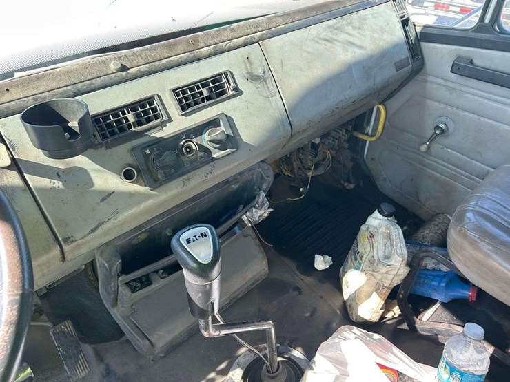 2000-freightliner-fl112-image-20