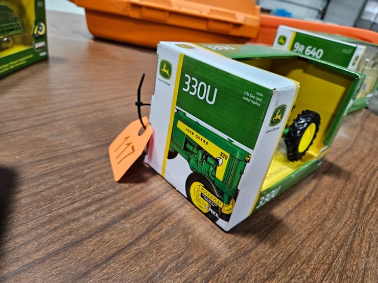 #117-•-1/16-scale-john-deere-330u-image-3