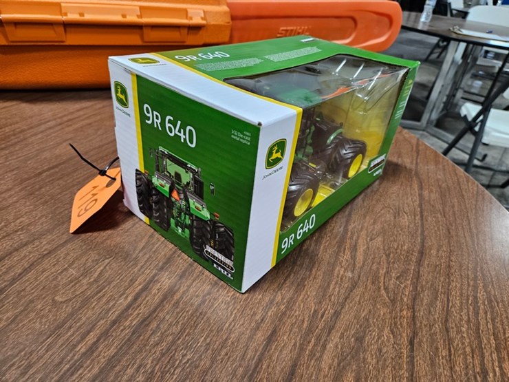 #119-•-1/32-scale-john-deere-9r-640-image-3