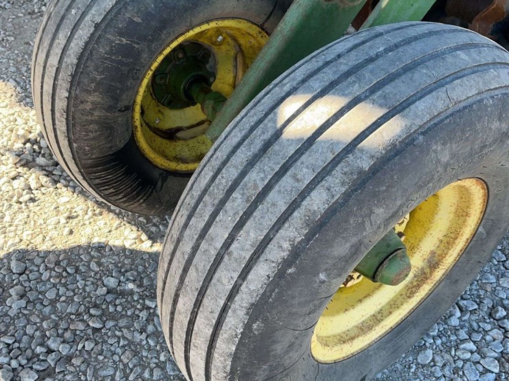 john-deere-230-image-12