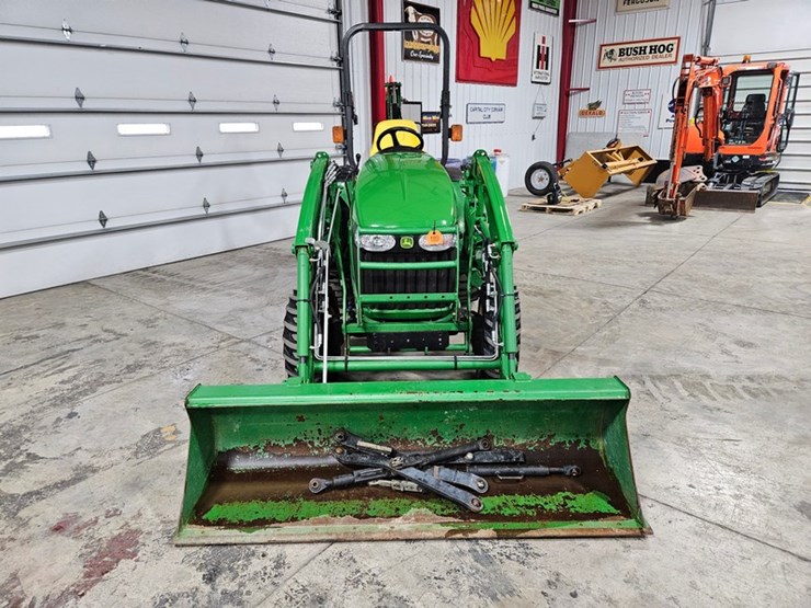 john-deere-3320-image-8
