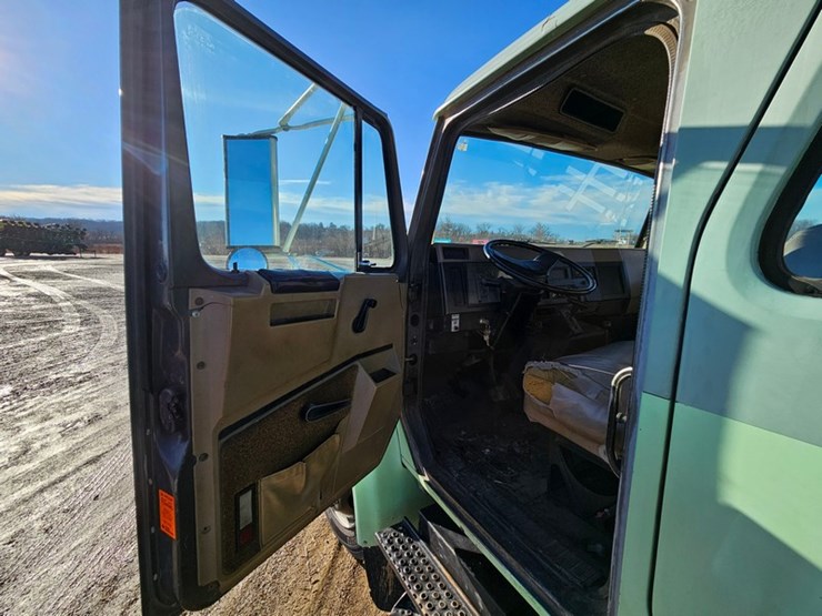 1994-international-durastar-4300-image-18