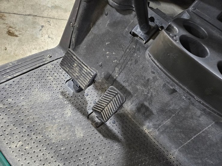 #144-•-2013-ez-go-rxv-electric-golf-cart-image-14