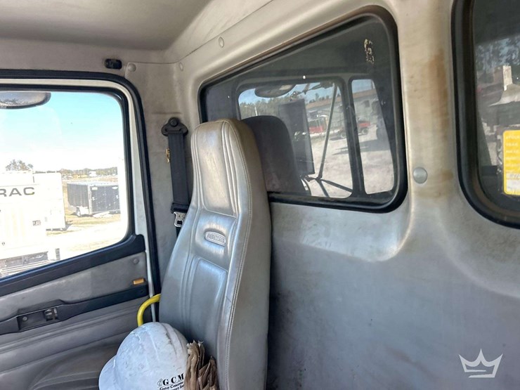 2000-freightliner-fl112-image-23