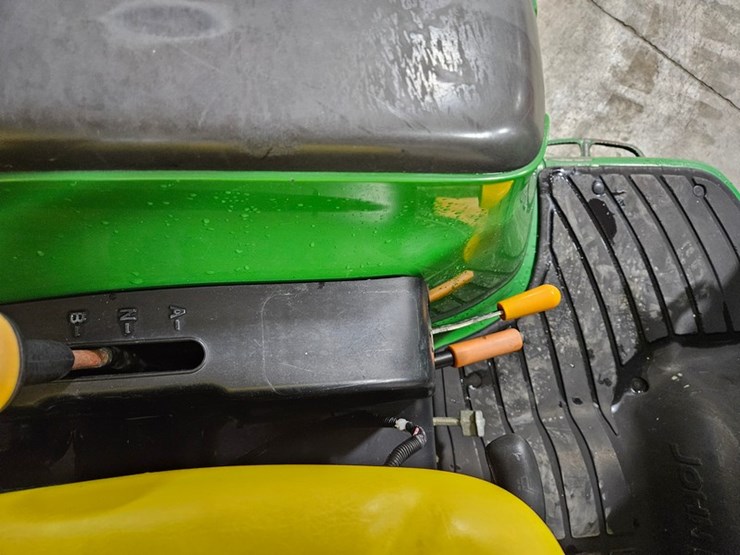 john-deere-3320-image-19