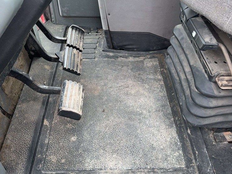 1995-case-ih-7240-image-16