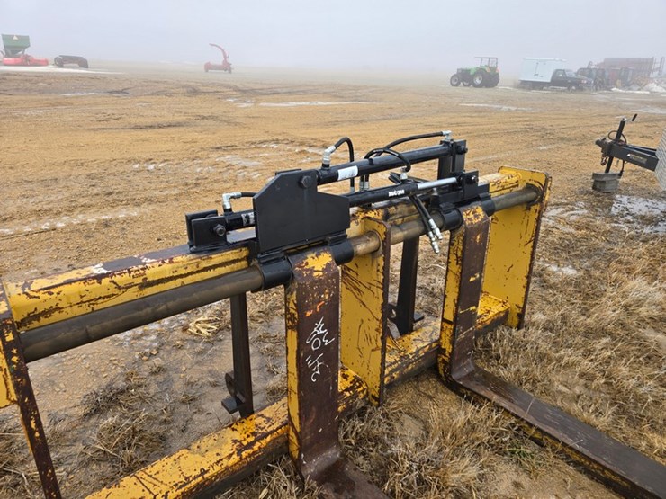 #53-•-hydraulic-pallet-forks-image-3