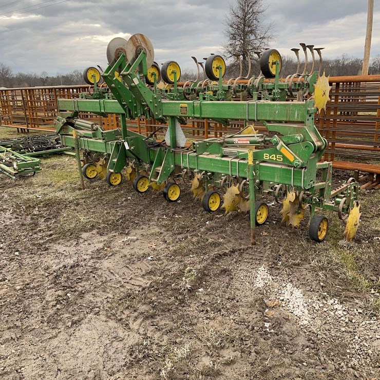 JOHN DEERE 845