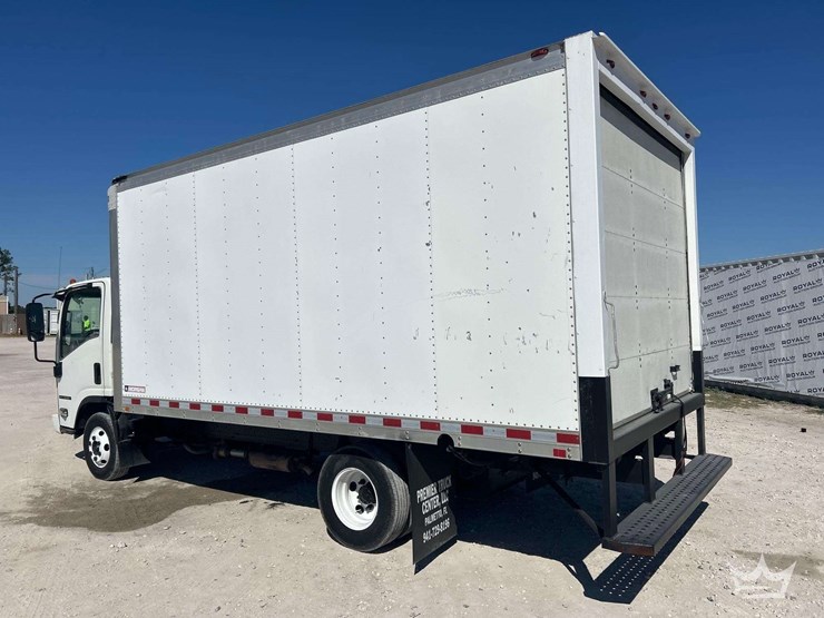 2015-isuzu-npr-image-4