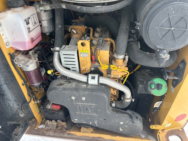 2018-caterpillar-236d-image-32