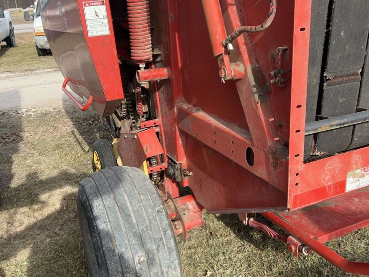 new-holland-br770a-image-4