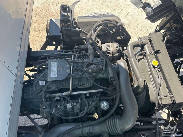 2015-isuzu-npr-image-10