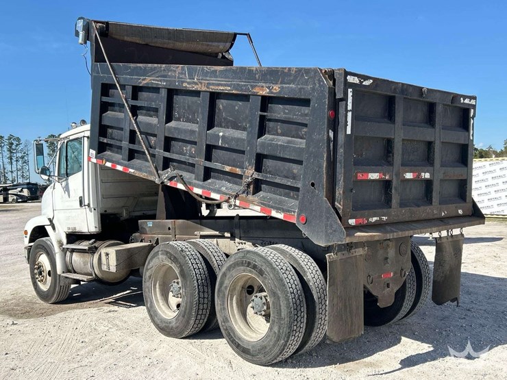 2000-freightliner-fl112-image-4